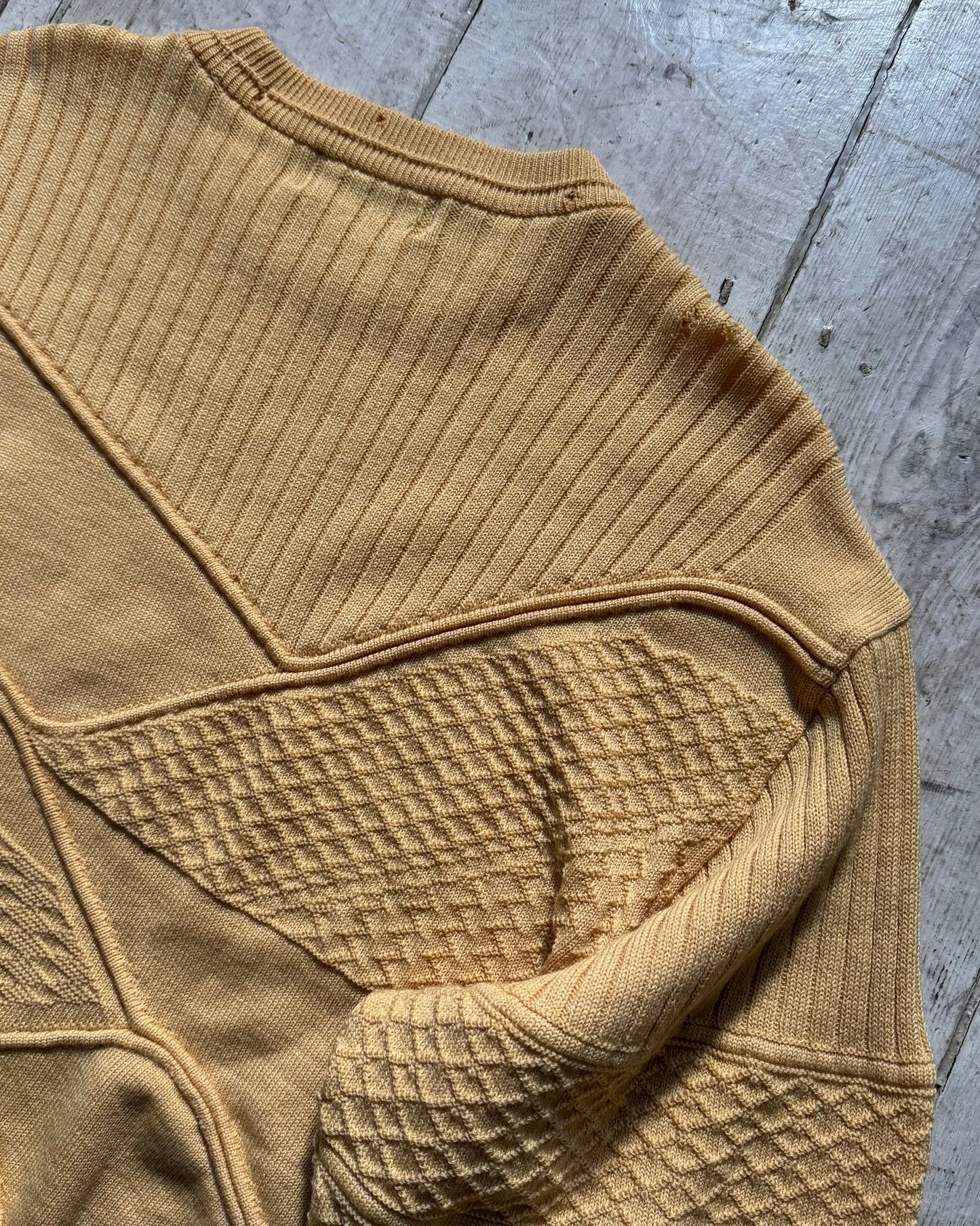 Early 2000s Pale Yellow Textured Panel Logo Knit Jumper (~M~)