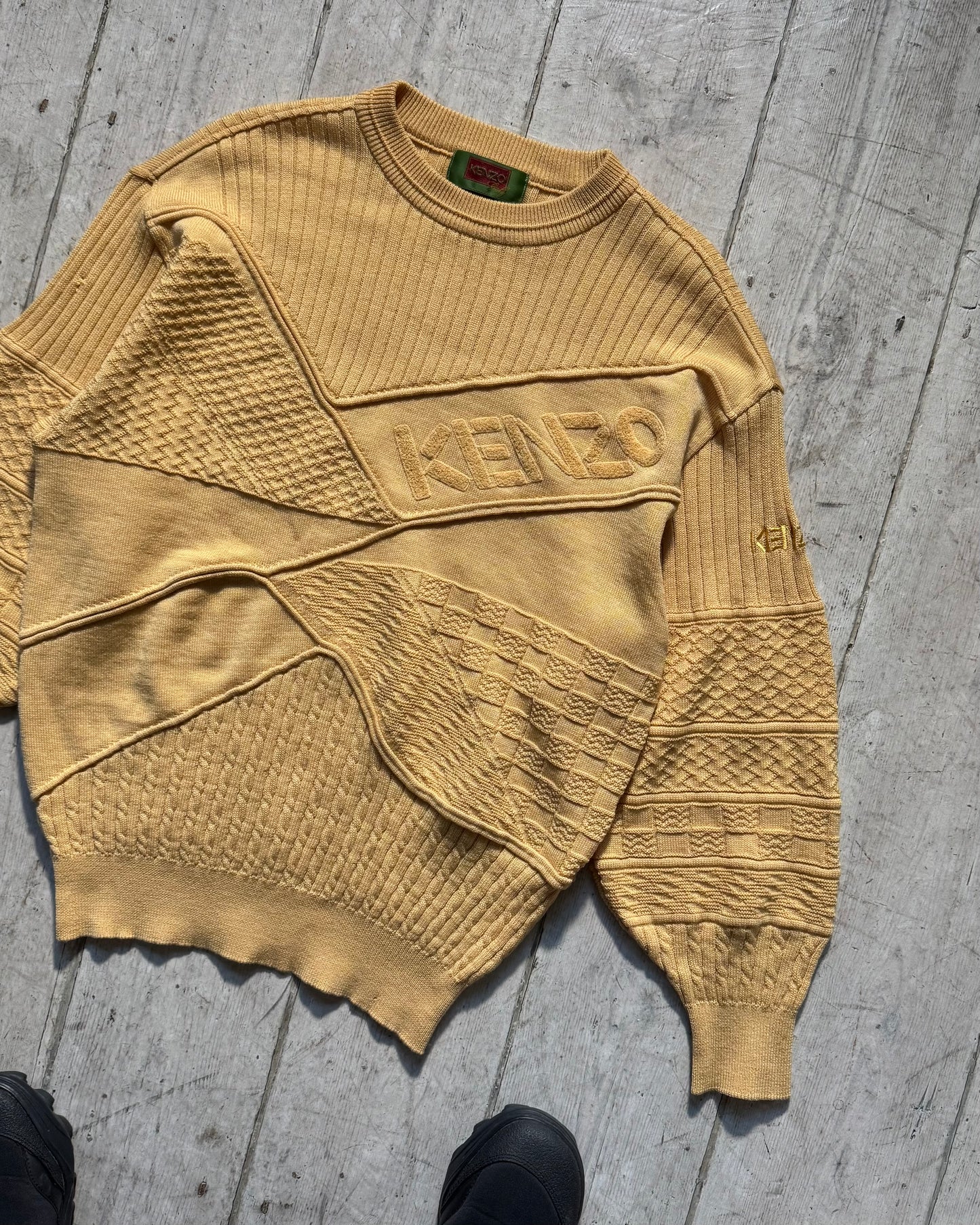 Early 2000s Pale Yellow Textured Panel Logo Knit Jumper (~M~)