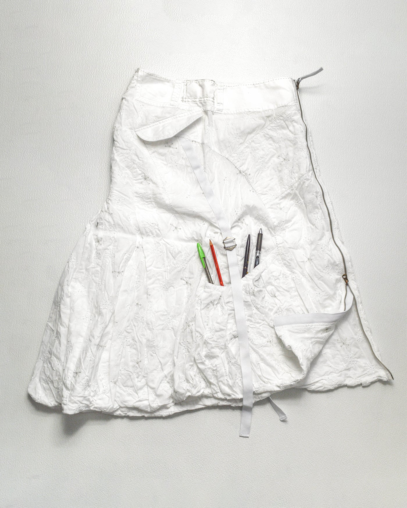 Early 2000s White Embroidered Star Pattern Balloon Style Strap Cargo Skirt (S)