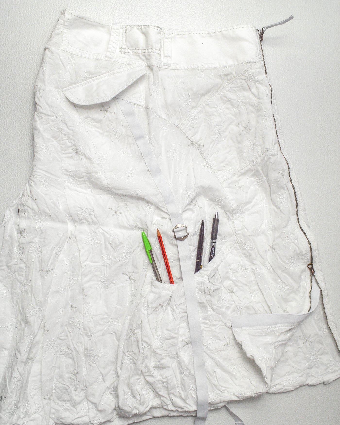 Early 2000s White Embroidered Star Pattern Balloon Style Strap Cargo Skirt (S)