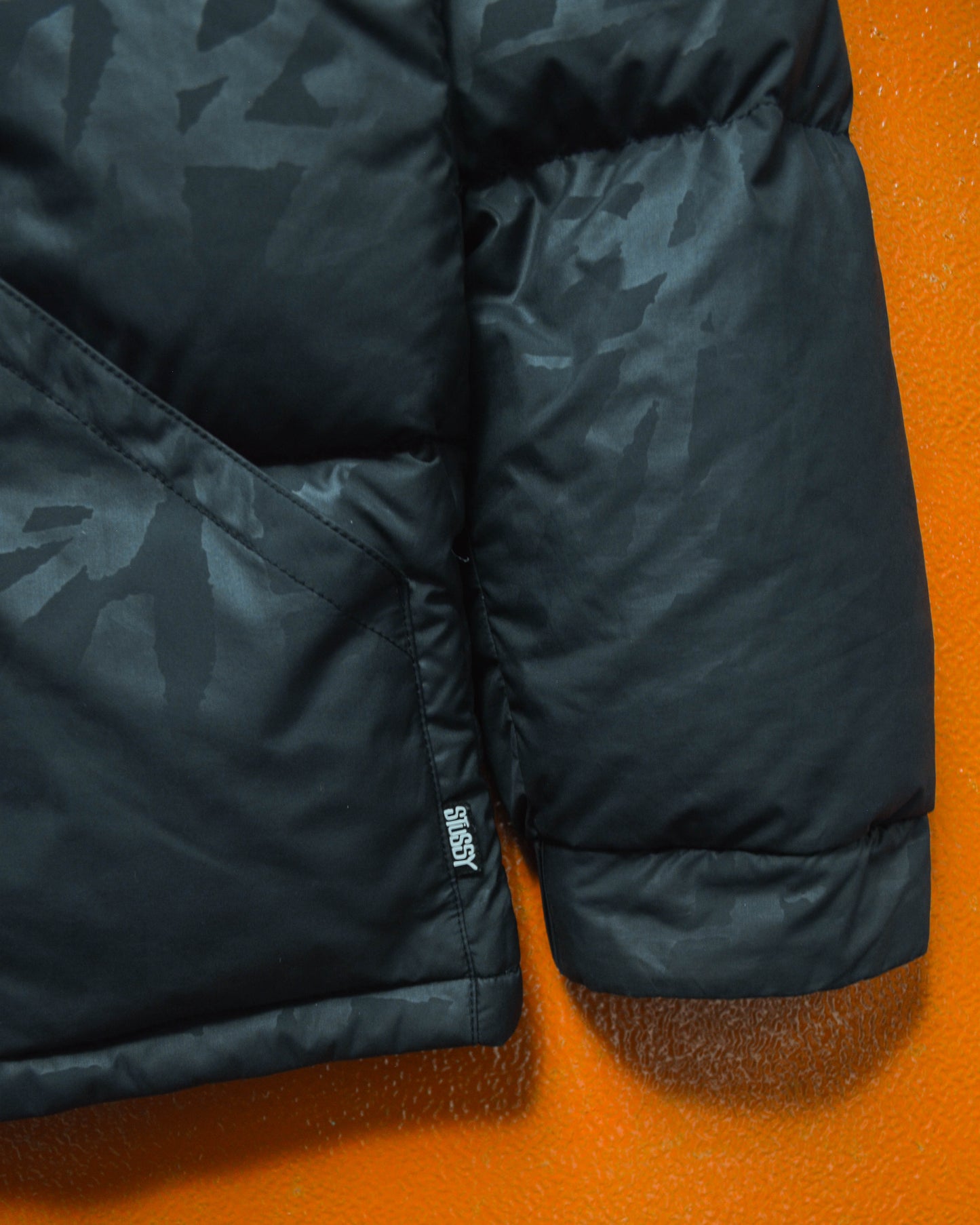 Tonal Allover Script Logo Reversible Puffer Jacket (L)