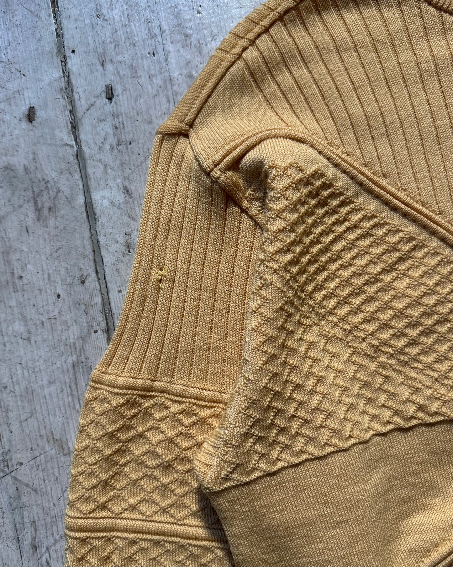 Early 2000s Pale Yellow Textured Panel Logo Knit Jumper  (~M~)