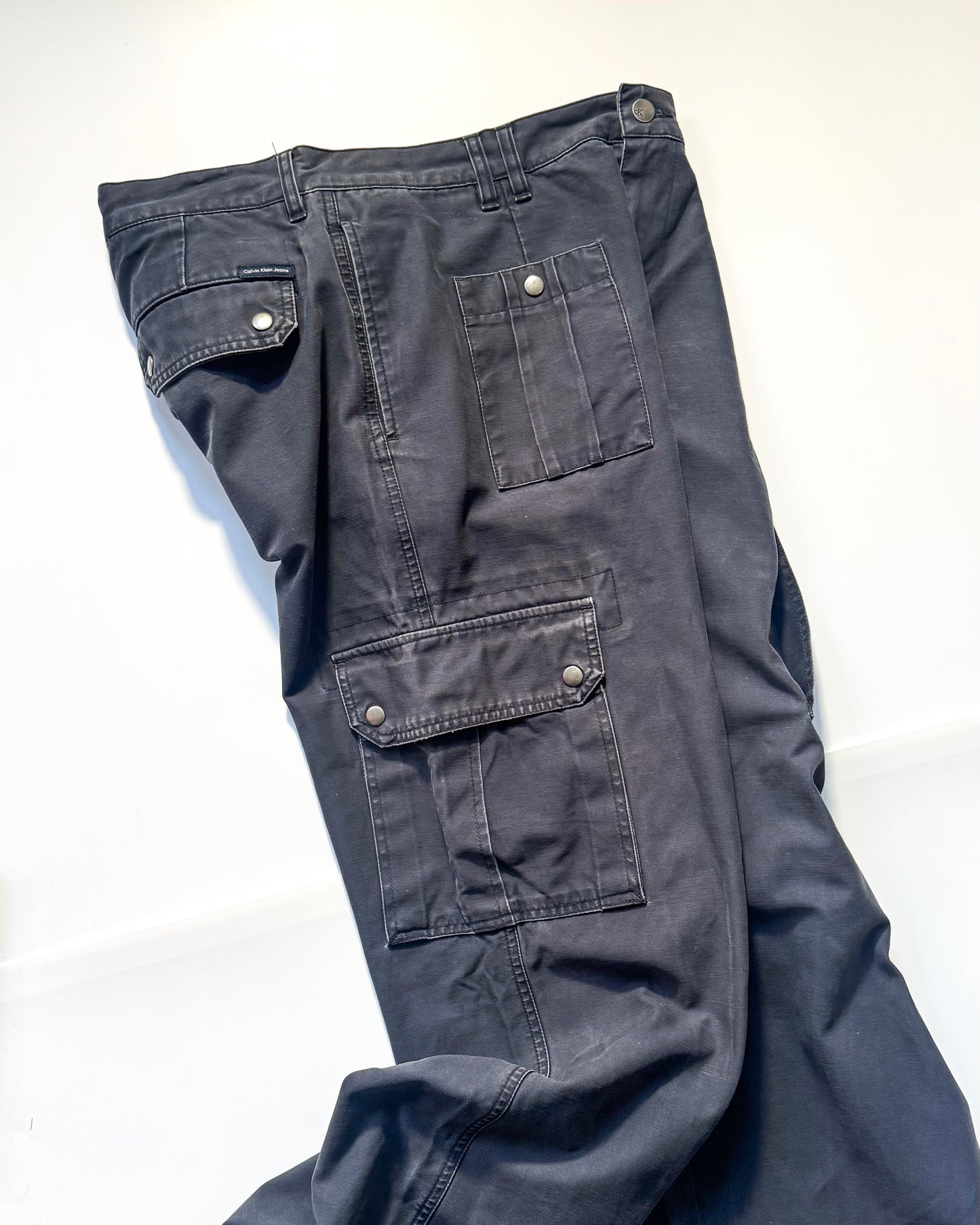 Early 2000s Washed Navy Asymmetrical Patch Pocket Cargo Pants (31~33)
