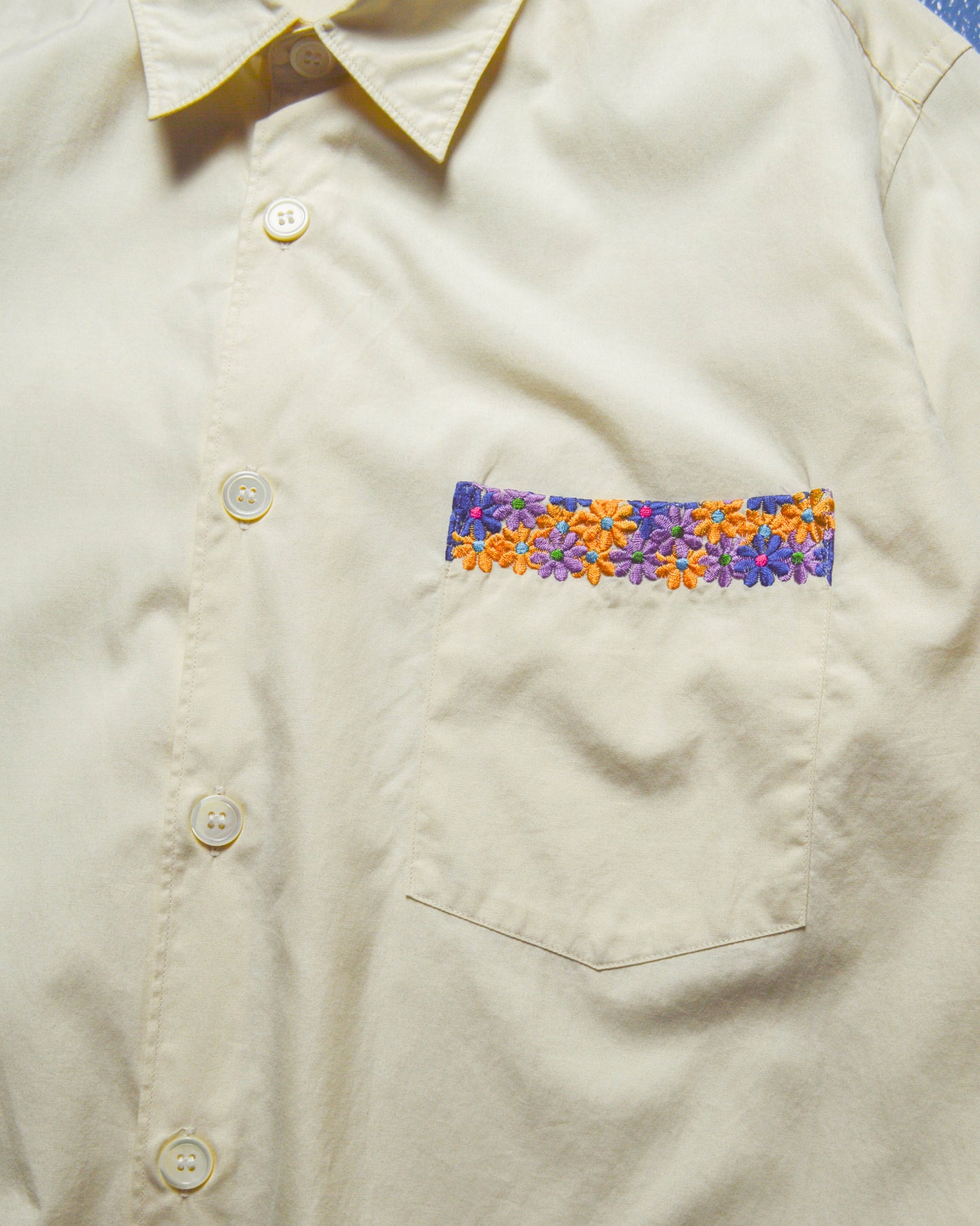 2001 Cream Floral Trim Appliqué Shirt (~L~)